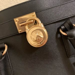 🌿 Black & gold Michael Kors handbag